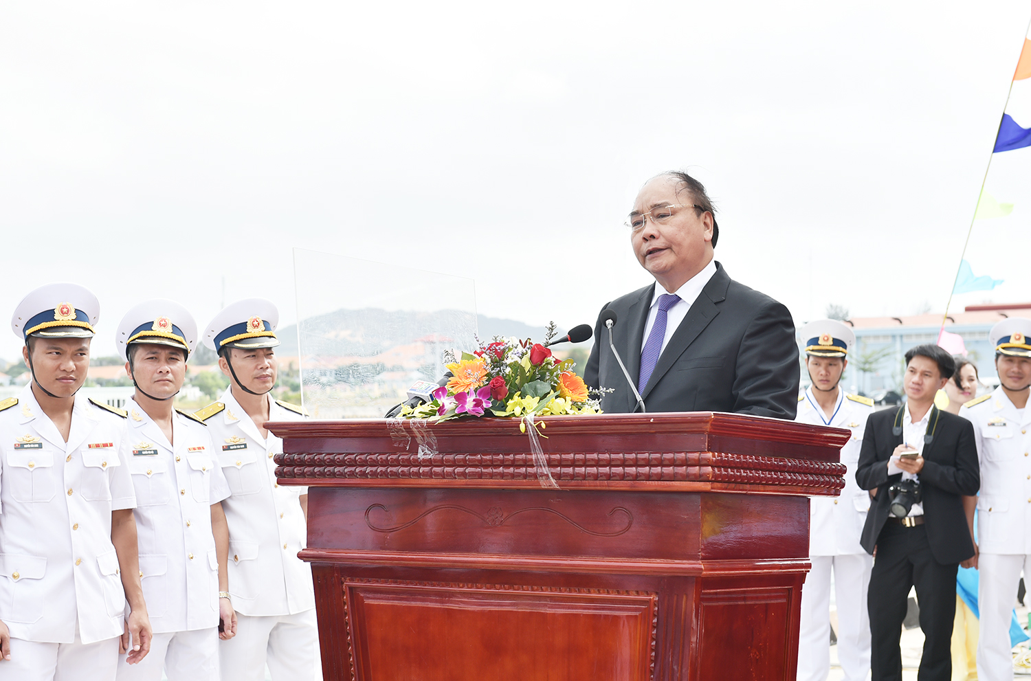 Thủ-tuong-Nguyen-Xuan-Phuc-du-le-thuong-co-2-tau-ngam-Kilo
